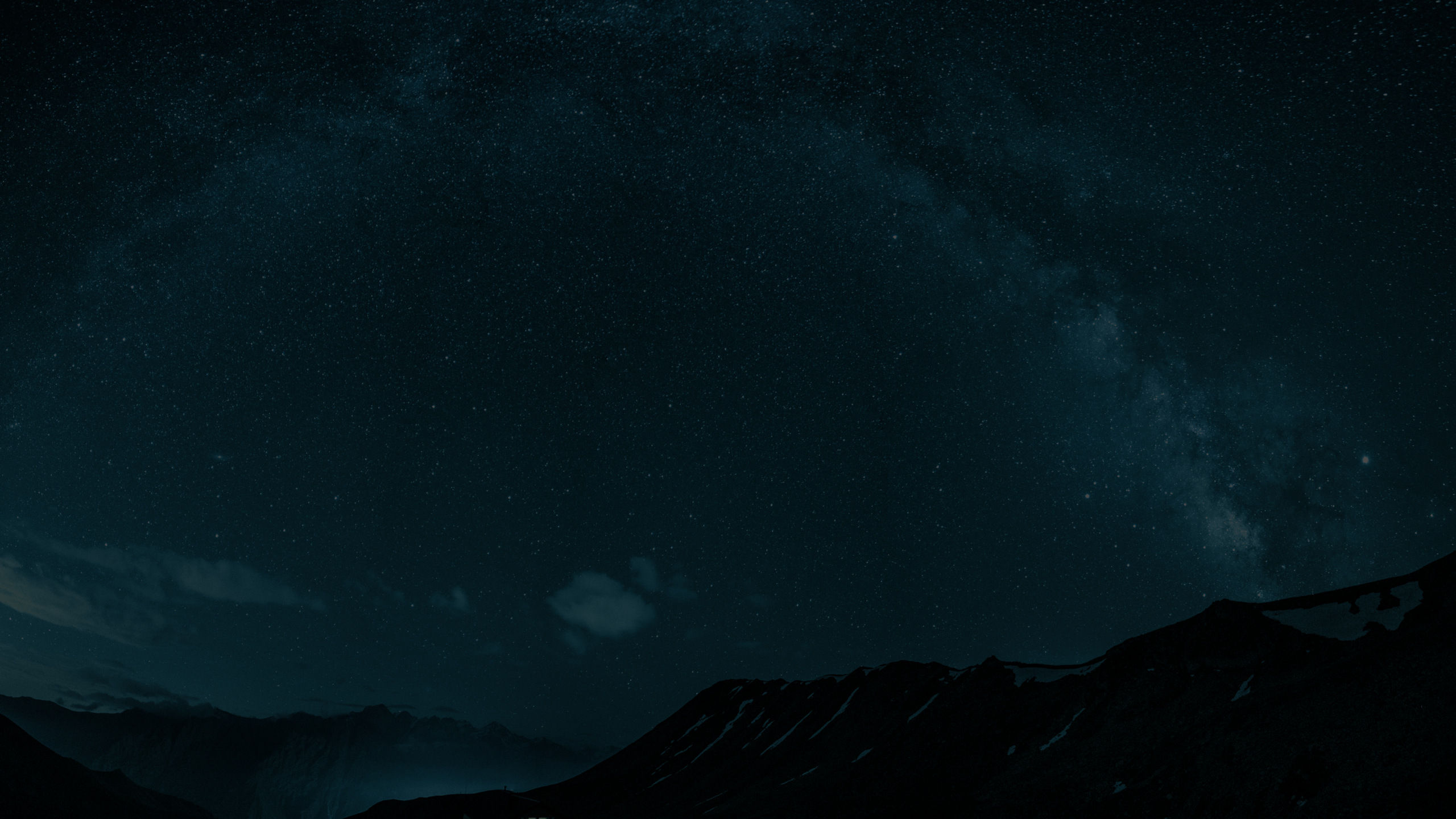 Paisagem noturna de montanhas e céu estrelado